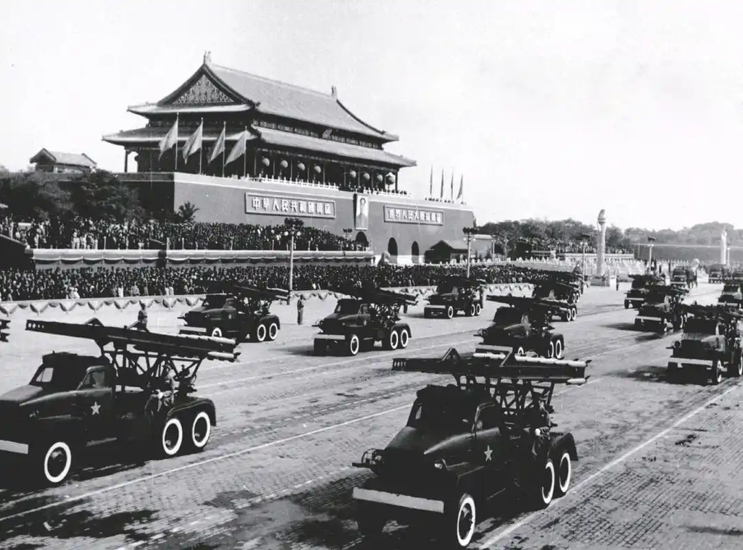 1953年10月1日国庆阅兵火箭炮方阵  1953年10月1日国庆阅兵火箭炮方阵