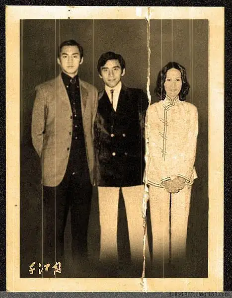 再放个合照起姜转狄,比例看得很清晰吧,狄龙是人高马大的超级小脸;外