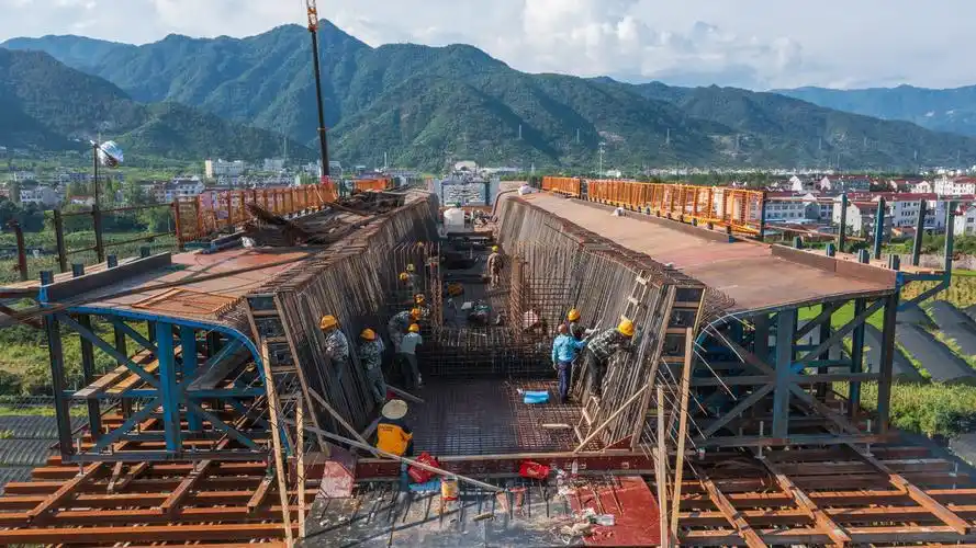 秋高气爽建桥忙浙江仙居杭温高铁永安溪桥梁建设施工现场