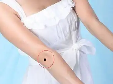 上臂外侧有痣,随机应变:在上手臂外侧有痣的人头脑反应很快,任何事情