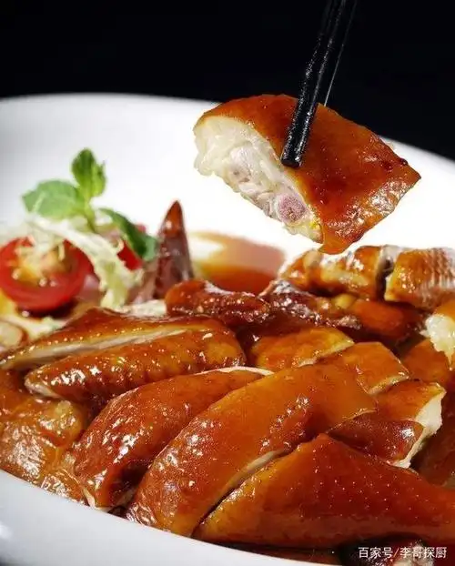 豉油鸡是一道传统美食,制作方法就是在秘制酱油的基础上,在加上适量的