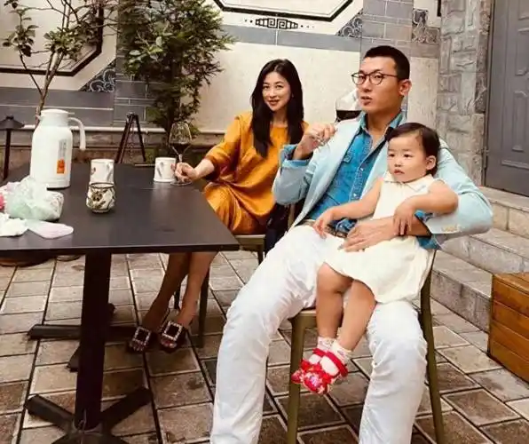 朱珠与老公海南甜蜜庆生,高角度原图无滤镜,绝美颜值惊艳全网?