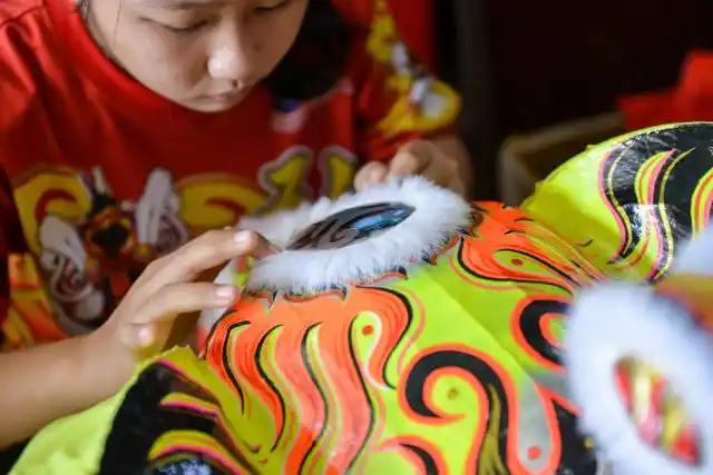 当时舞狮器材不易购买,萧斐弘便开始自己学习制作狮头,并于1986年开创