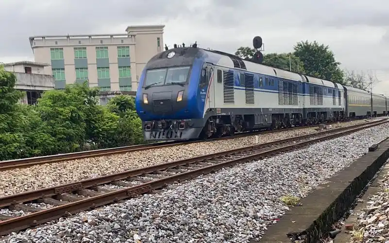 【铁路录像】东风4b,11g型内燃机车驶过广茂线横滘道口(共六段)