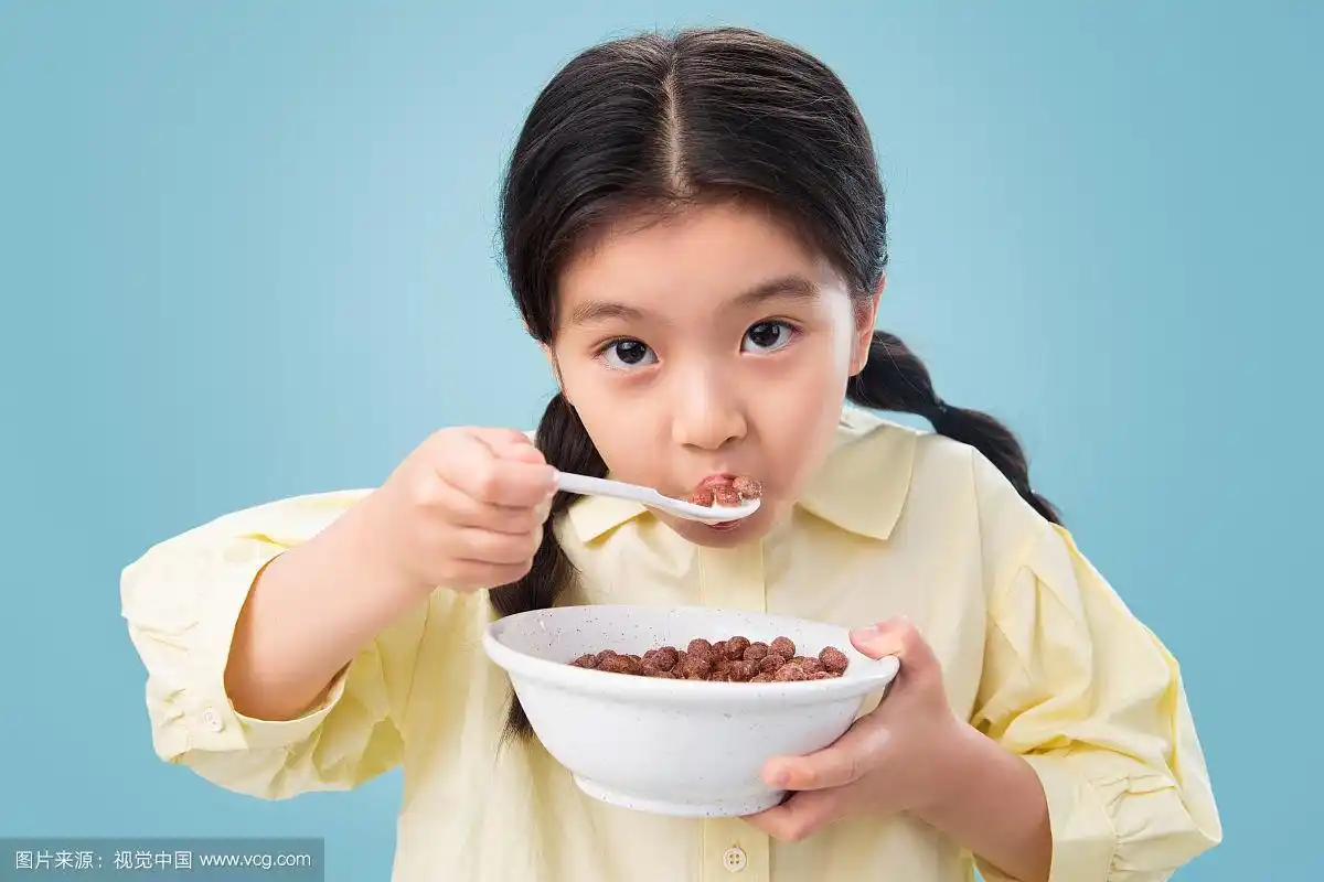 吃东西的小女孩