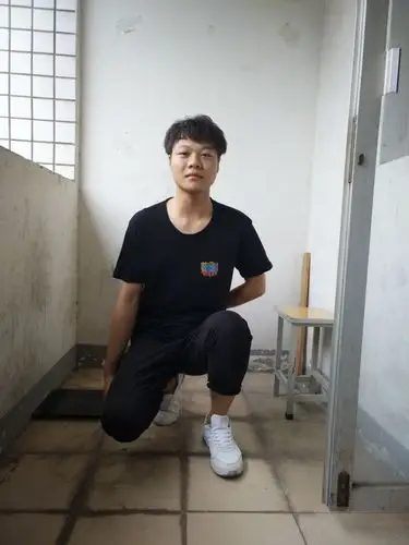 男士高低式蹲姿正面