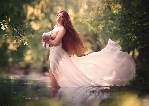 妈妈给宝宝的哺乳照充满爱意画面唯美