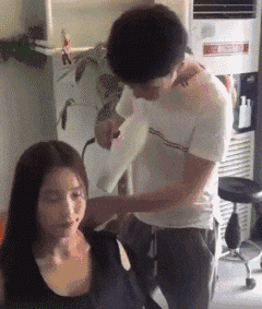 原创搞笑gif段子:8,这理发师也太色了我说理发师你要有职业道德你看看