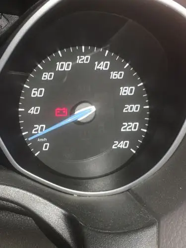 汽车行驶中仪表盘蓄电池灯亮了