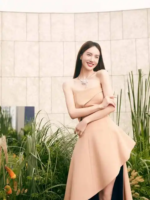 原创金晨参加活动玩锁骨杀身着露肩不规则晚礼裙优雅尽显迷人魅力