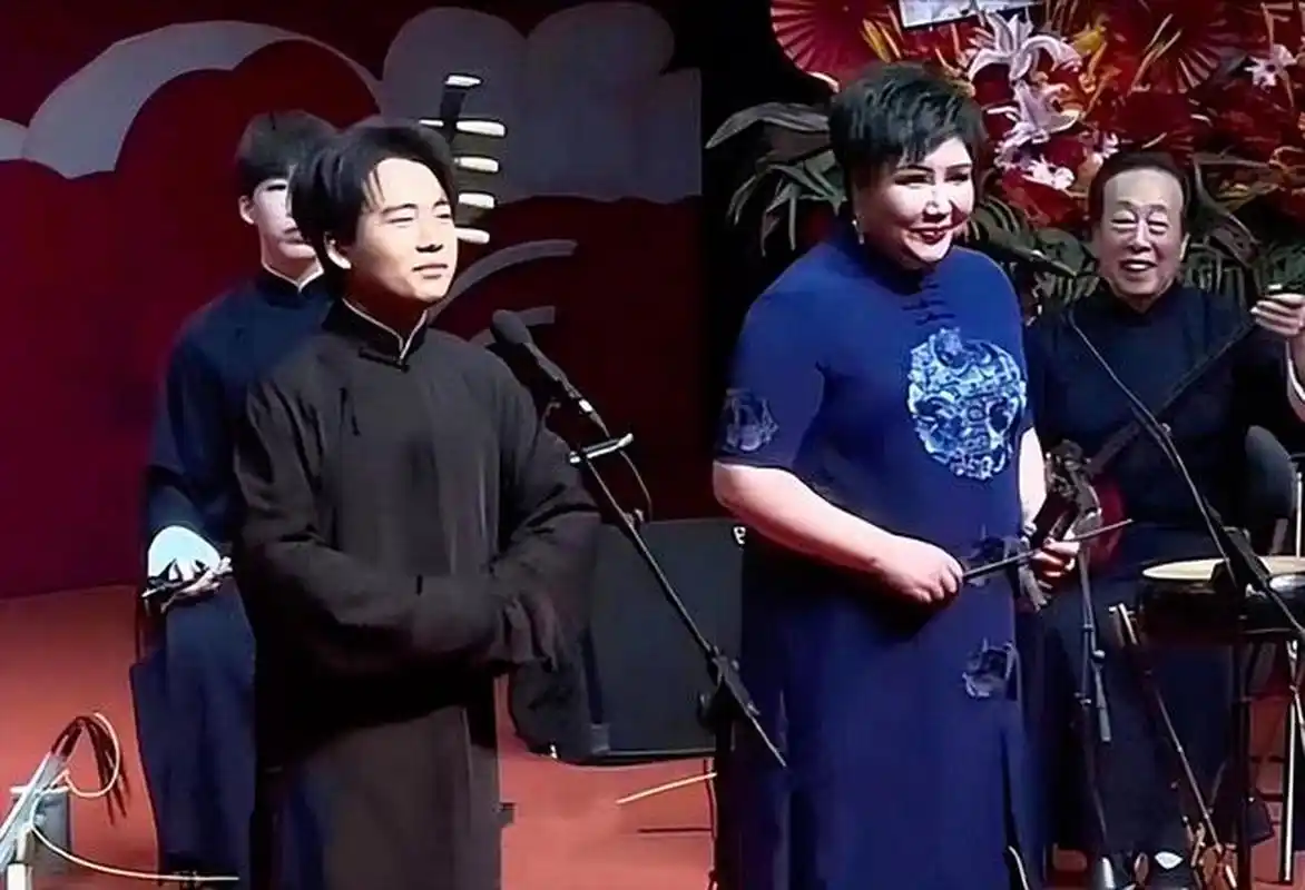 郭麒麟和母亲王惠共同登台表演京韵大鼓,他抢先说道:"我只是爱听,没