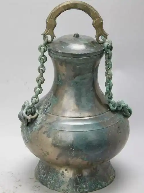 p>汉青铜提梁壶是2010年个旧市卡房镇黑蚂井古墓地出土的文物,现藏于