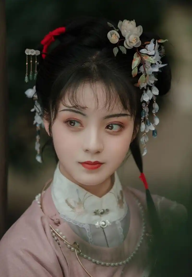 "最美"汉服女孩,比一些女明星都漂亮,网友:神似薛宝钗!