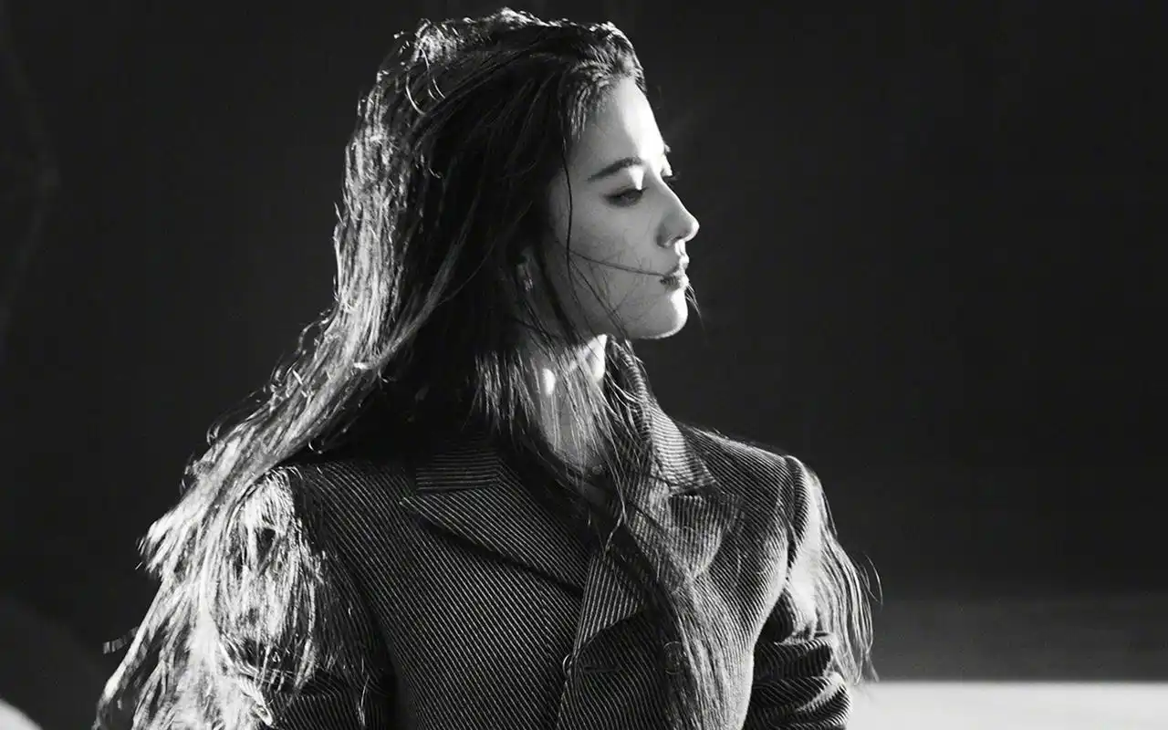 刘亦菲性感优雅高清桌面壁纸