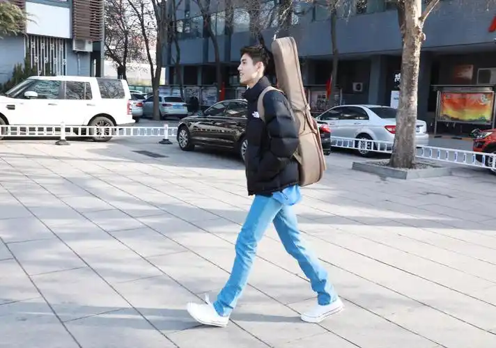 陈飞宇现身北电艺考复试口罩遮面身背吉他难掩星范