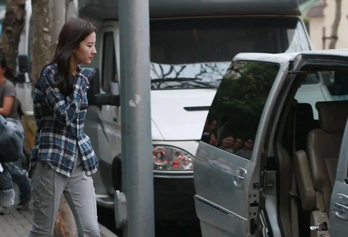 刘亦菲在医院拍戏被偶遇