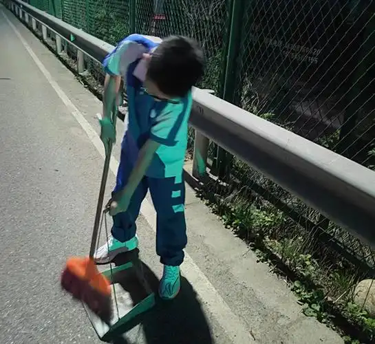 本次活动分别包括打扫家庭卫生,下地干活,社区道路清洁,修剪花草,志愿