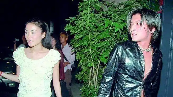 面对镜头的谢霆锋满眼爱意,脸上涂着面膜,眼神却藏不住_王菲_照片