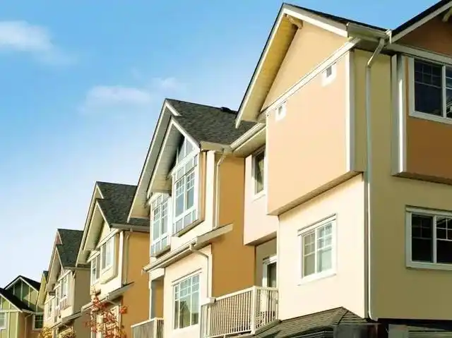 国内建筑外墙装饰大多采用瓷砖,大理石,马赛克,黏土砖等材料,建筑涂料