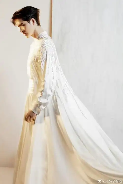 阿云嘎黑马王子长裙##阿云嘎穿的是裙子还是裤子