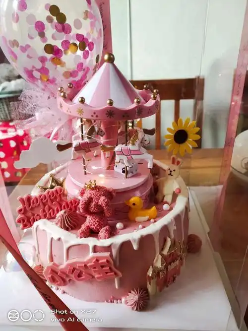 在舅舅家过2岁生日,舅妈给宝贝准备了漂亮的生日蛋糕,宝贝很喜欢!