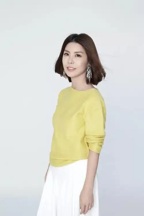 许茹芸的身材太让阿姨辈羡慕穿薄纱连衣裙减龄洋气哪像46岁