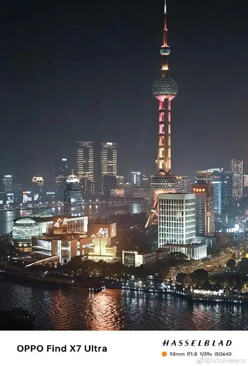 黄浦江两岸,外滩和陆家嘴的夜景百拍不厌.接龙说说你喜欢哪个角度?