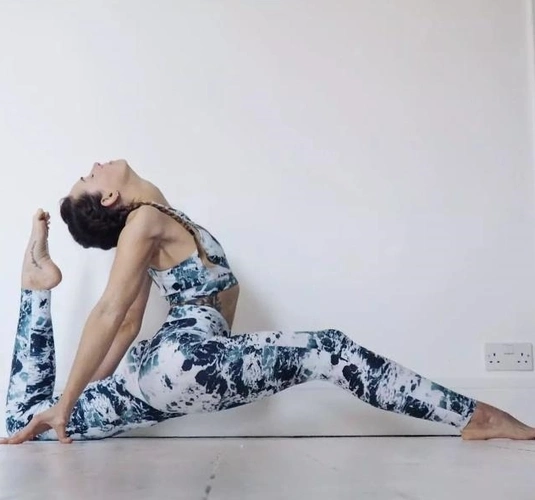 一个人练习伸展蝎子式的变体时,应将你的腰腿部位向下弯曲,左腿伸直