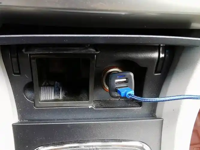 点烟器除了给行车记录仪供电外,也管手机充电所用,至于点烟的作用嘛