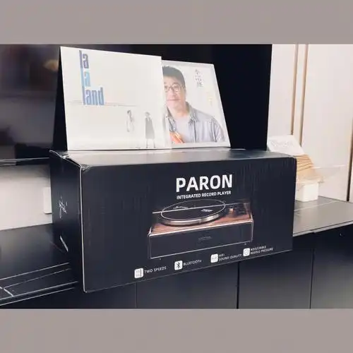 去旅游的路上我们偶遇了一家黑胶唱片店他看上了李宗盛的唱片由于家里