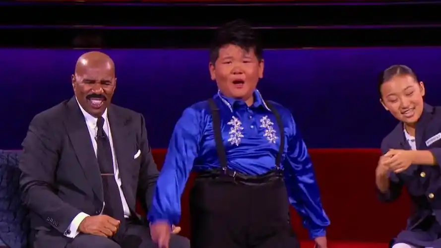 拉丁舞小胖登台美国脱口秀,真是个自信满满地中国小少年.