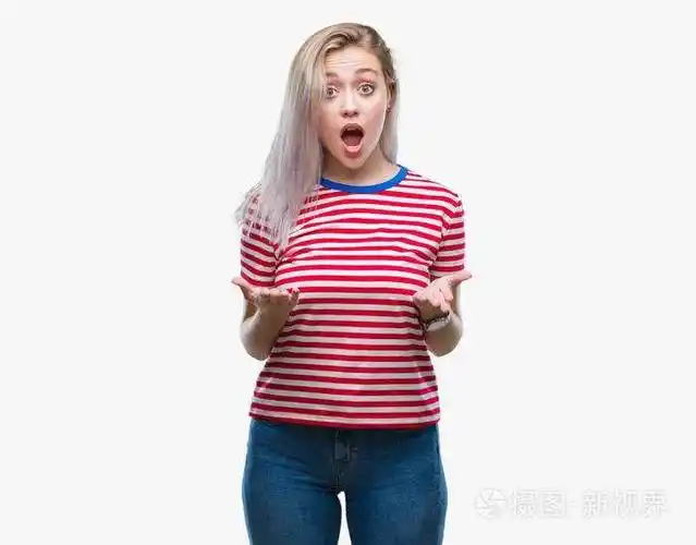 年轻的金发女人在孤立的背景下害怕和震惊惊讶的表情恐惧和兴奋的脸