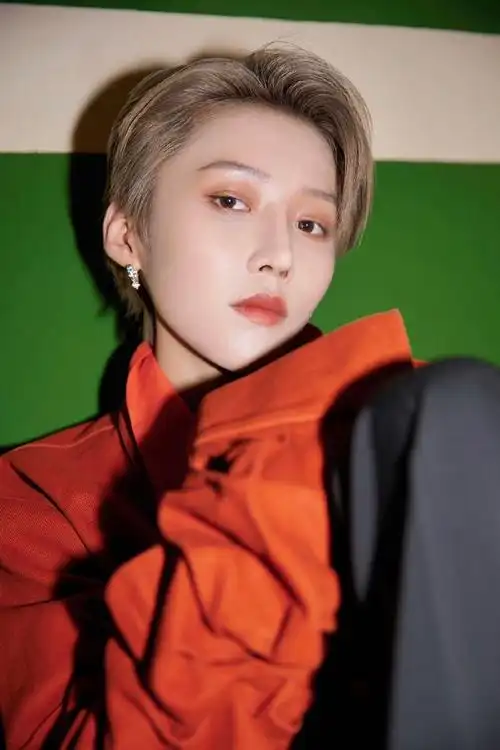 刘雨昕多巴胺撞色穿搭##刘雨昕出道三周年写真玩转色彩