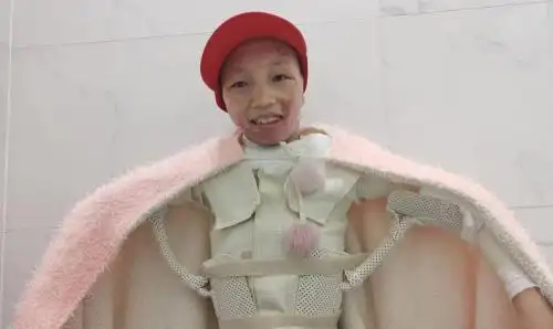 全身被纱布包裹着无法动弹,活活像是金字塔里的木乃伊一般