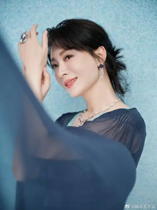 不知道珠宝是否来自她代言的老凤祥品牌.流光溢彩的礼服