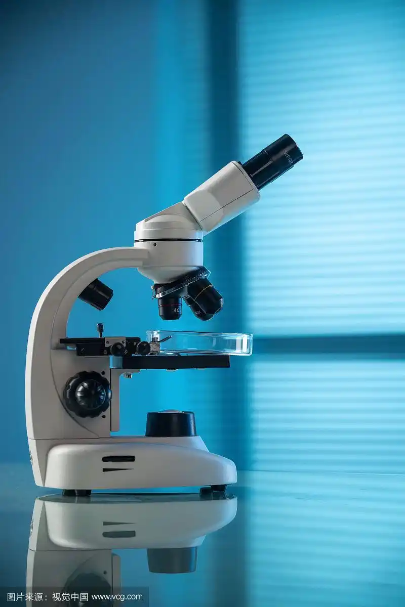 实验室里的显微镜