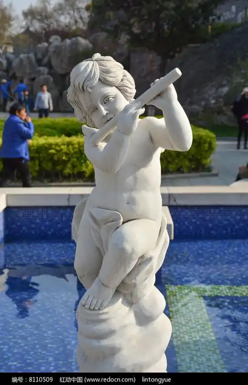 雕像吹笛的小天使