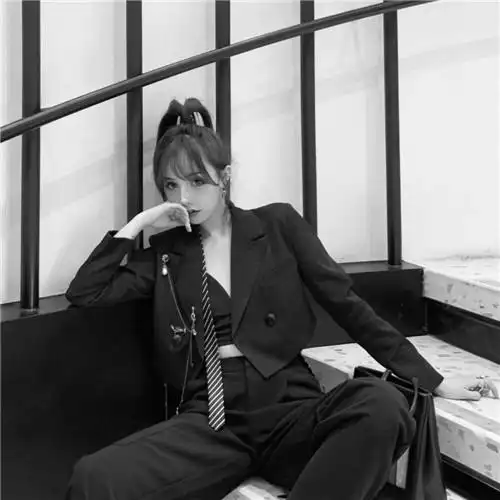 女生冷酷无情霸气黑白头像图片