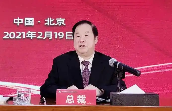 26亿,1.26亿上市银行股权8折无人问津新华联集团总裁傅军(左)8月