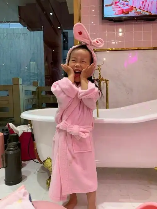 伊能静带米粒过贵妇生活做spa敷黄瓜泡脚涂指甲油十分精致