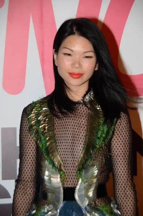 吕燕的裙子挺简单一身渔网全靠孔雀毛遮超模心理素质真好