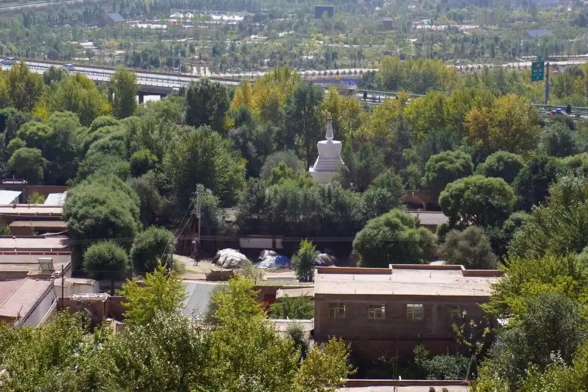 青海省海东市互助县白马寺:又名觉化寺,金刚崖寺,藏语"玛什藏观".