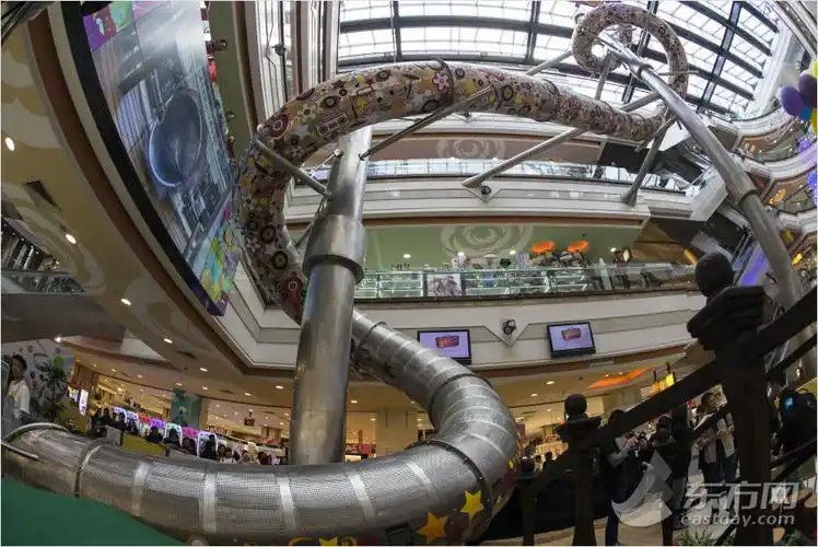 沪商场巨龙滑梯试运行 5楼滑下只要16秒[组图]