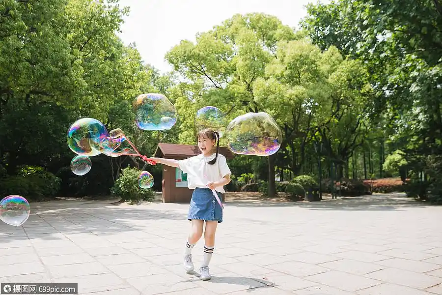 公园里可爱女孩玩吹泡泡