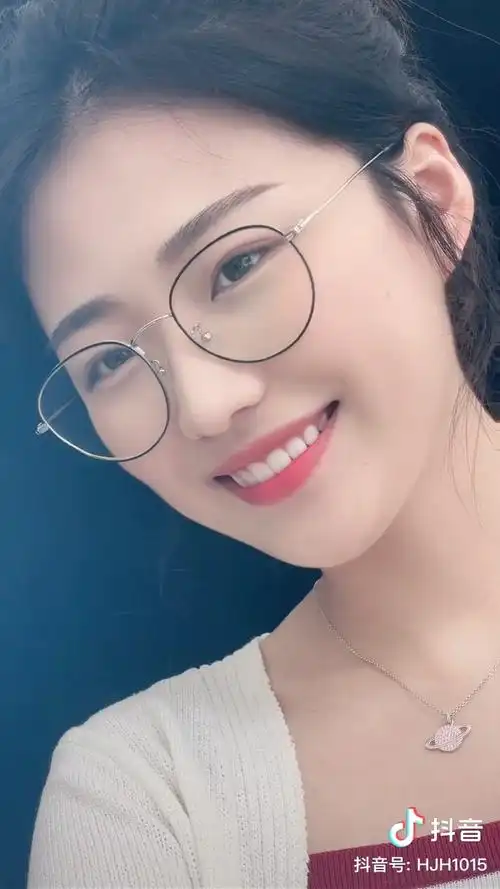 这位眼镜妹妹好漂亮啊