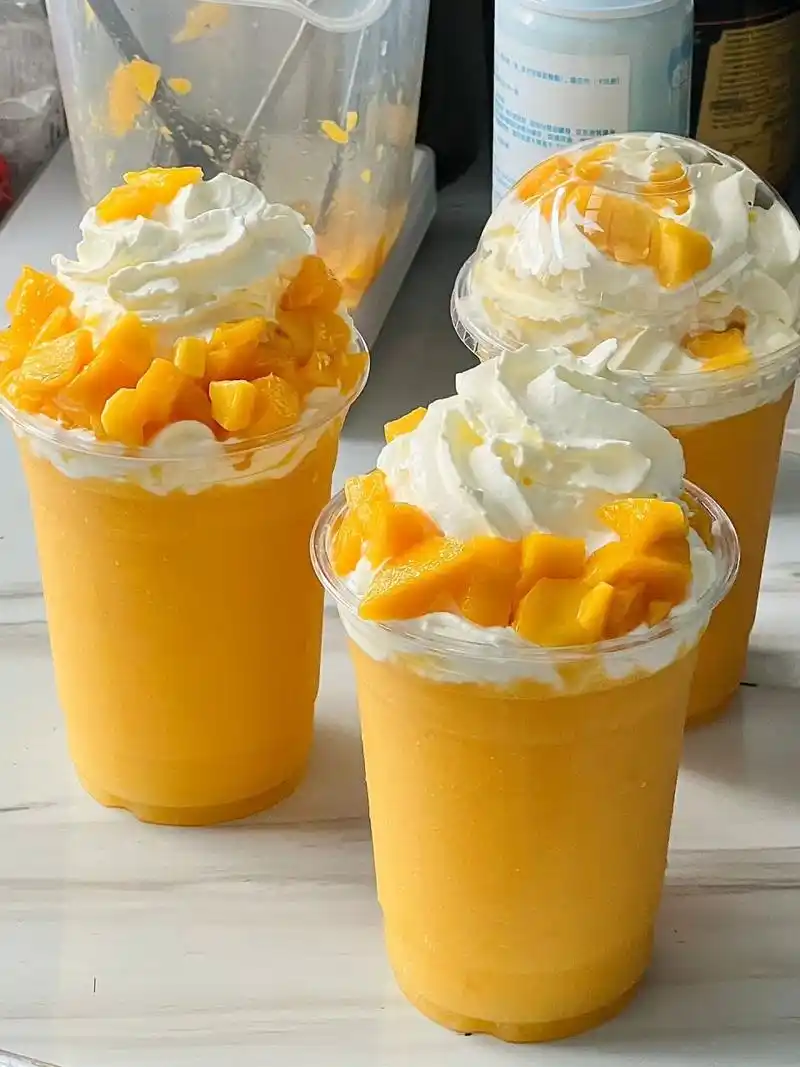 芒果冰沙03 入口丝滑,配上奶油,又增加口感啦～ 配方送上 芒果 80g