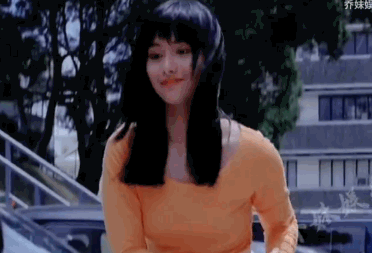 16岁的时候,她又和周星驰合作了《师兄撞鬼》,被说是"周星驰电影里