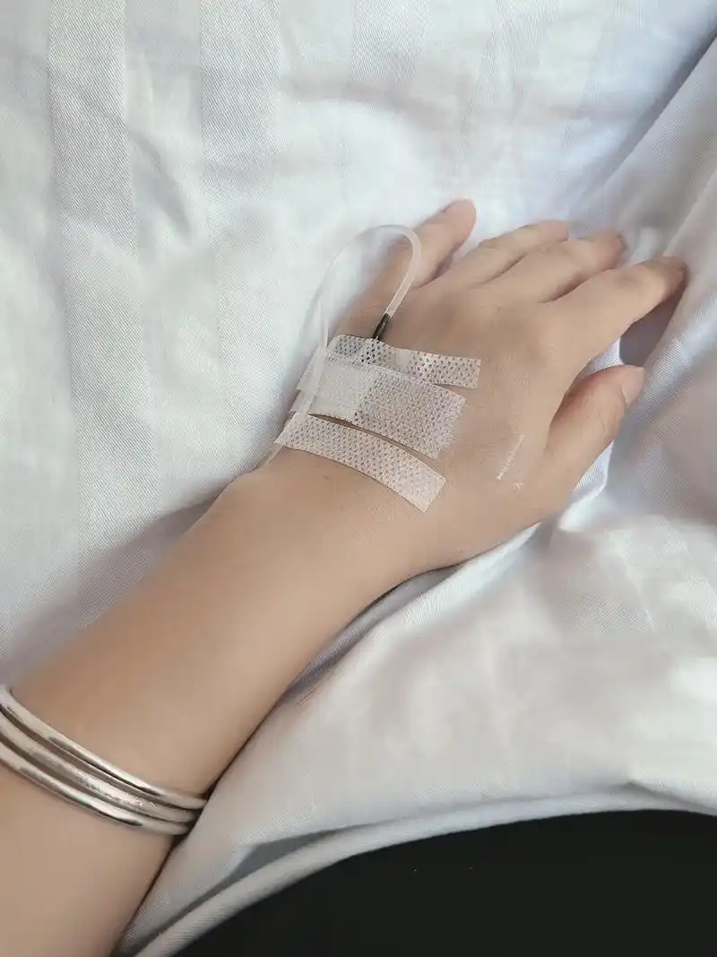 输液中,最终还是没有扛住,病了才知道自己没那么坚强,生病了才 - 抖音