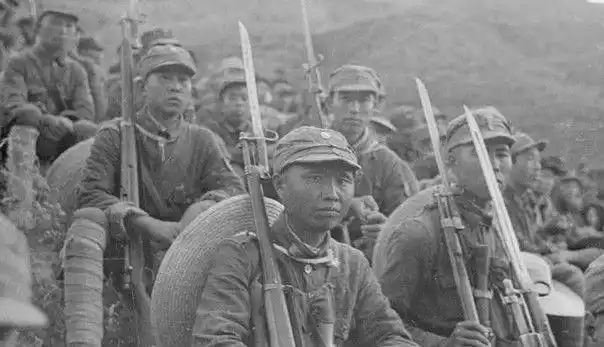 战时的八路军警卫班,最后那张,女警卫坚定的面庞!