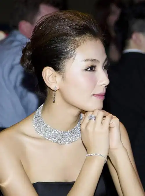 刘涛是中国著名优秀女演员,她拥有明亮的眸子和整齐洁白的牙齿,她的